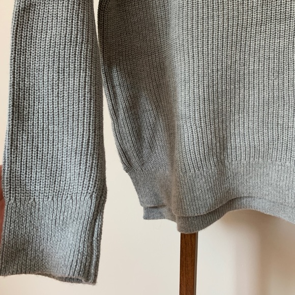 Abercrombie & Fitch women’s V-neck sweater - Picture 2 of 4